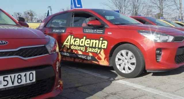 Kiedy zdaje się teorię na prawo jazdy? Poznaj kluczowe terminy i zasady Kiedy zdaje się teorię na prawo jazdy? Poznaj kluczowe terminy i zasady