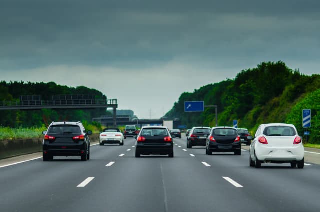 Jak bezpiecznie jechać autostradą i uniknąć niebezpieczeństw na drodze Jak bezpiecznie jechać autostradą i uniknąć niebezpieczeństw na drodze